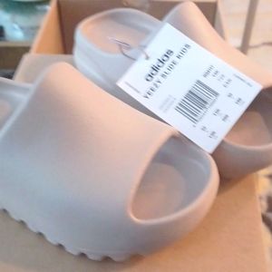 Kid's size 13 yeezy slide brand new